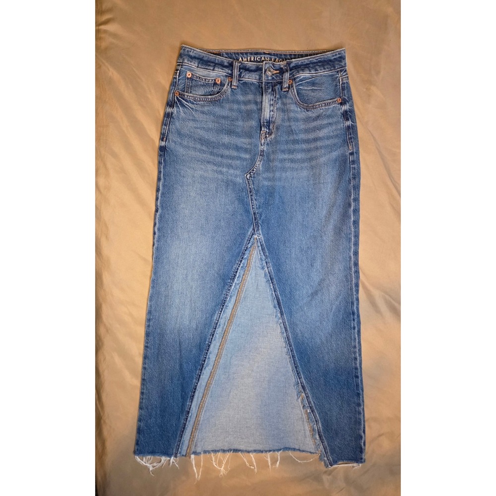 American Eagle Low Rise Denim Maxi Skirt Medium Wash Frayed Hem Size 00